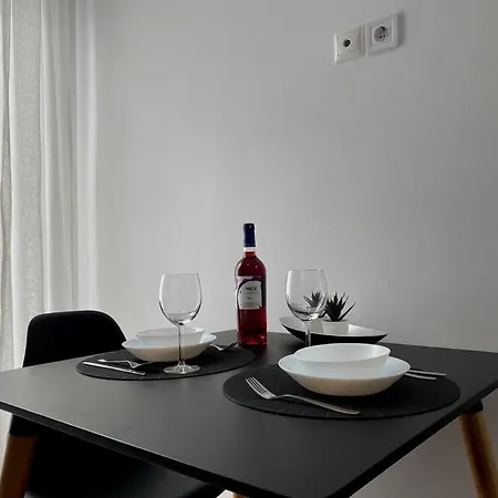 Modern In Town, Near The - El Greco No 9 *