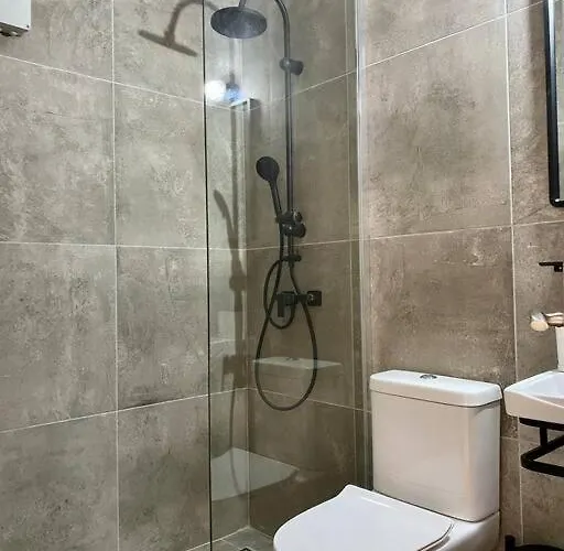 Bright & Modern In Town, Near The - No 9 *